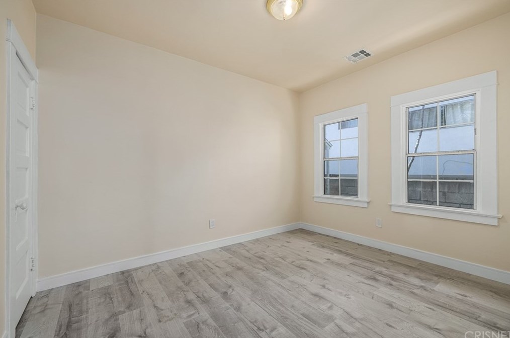 521 Heliotrope Dr, Los Angeles CA  90004-2905 exterior