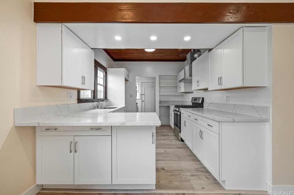 521 Heliotrope Dr, Los Angeles CA  90004-2905 exterior