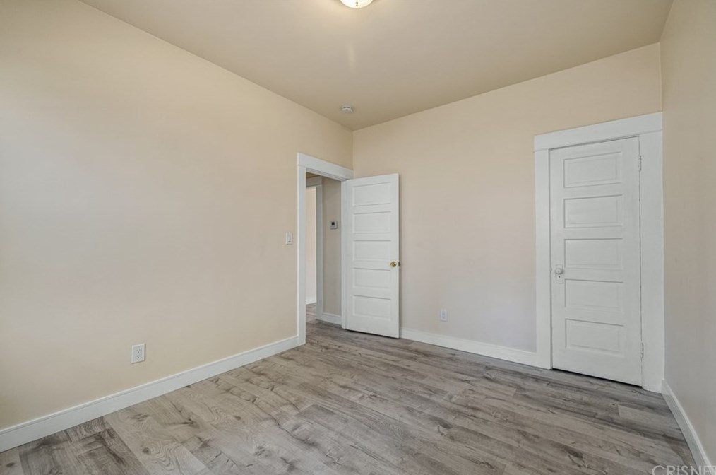 521 Heliotrope Dr, Los Angeles CA  90004-2905 exterior