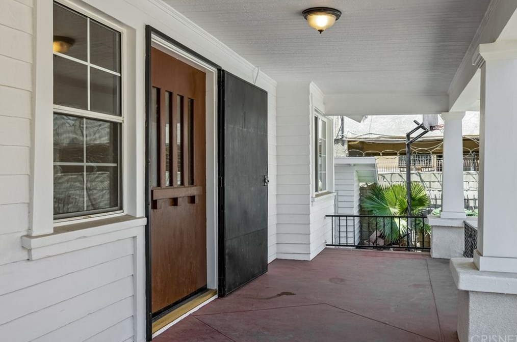 521 Heliotrope Dr, Los Angeles CA  90004-2905 exterior