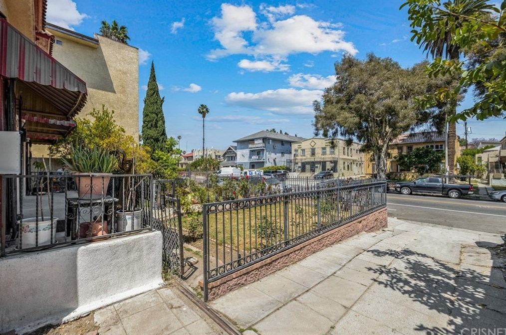 521 Heliotrope Dr, Los Angeles CA  90004-2905 exterior