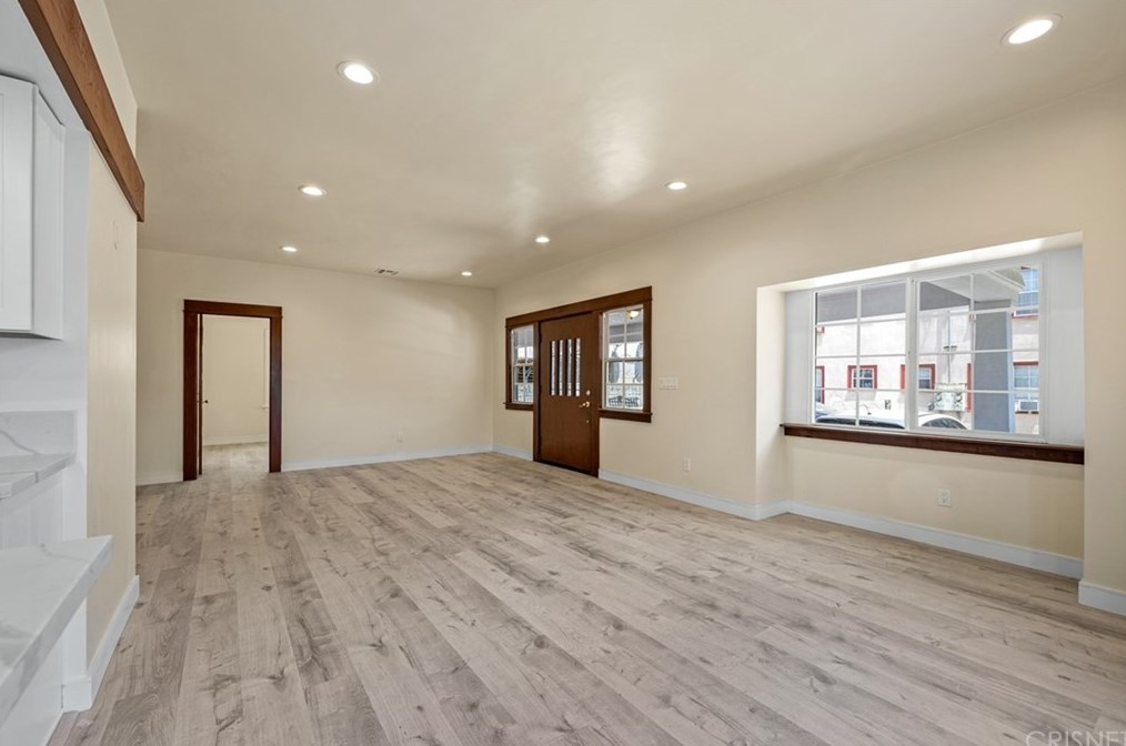 521 Heliotrope Dr, Los Angeles CA  90004-2905 exterior