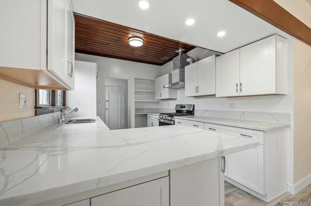 521 Heliotrope Dr, Los Angeles CA  90004-2905 exterior