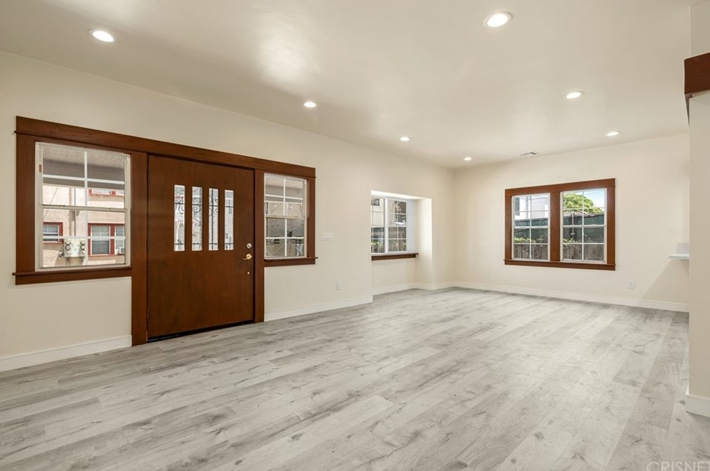 521 Heliotrope Dr, Los Angeles CA  90004-2905 exterior