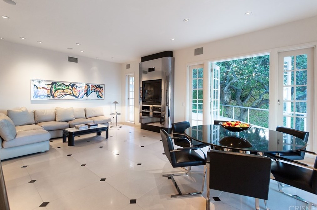 3111 Stone Oak Dr, Los Angeles CA  90049-1180 exterior