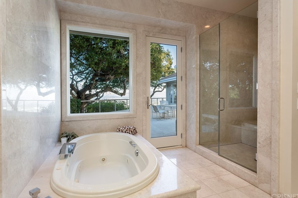 3111 Stone Oak Dr, Los Angeles CA  90049-1180 exterior