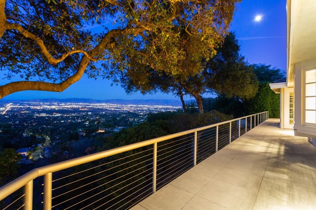 3111 Stone Oak Dr, Los Angeles CA  90049-1180 exterior