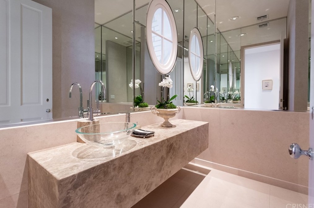 3111 Stone Oak Dr, Los Angeles CA  90049-1180 exterior
