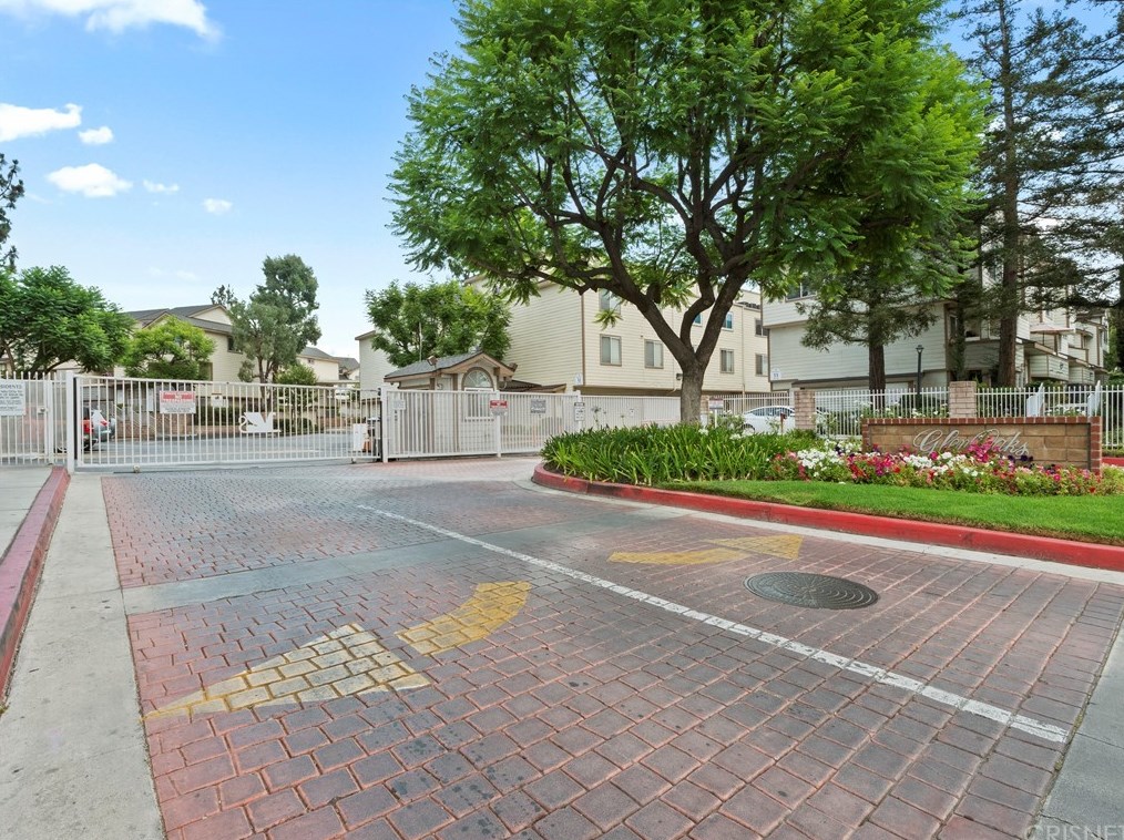 11150 Glenoaks Blvd, Los Angeles CA  91331-6601 exterior