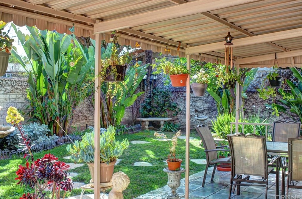 18700 Redwing St, Los Angeles CA  91356-3316 exterior