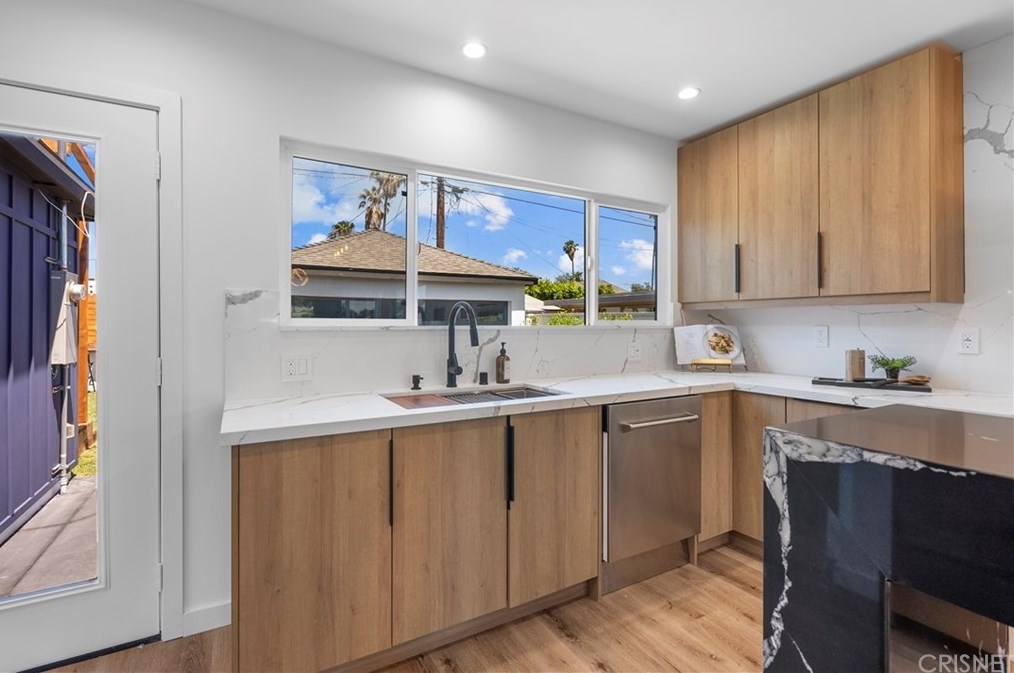 3826 Degnan Blvd, Los Angeles CA  90008-1931 exterior