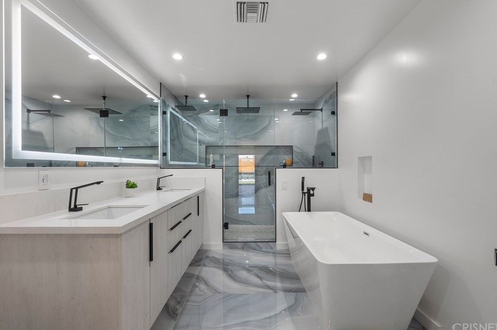 3826 Degnan Blvd, Los Angeles CA  90008-1931 exterior