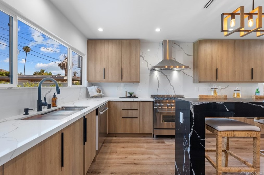 3826 Degnan Blvd, Los Angeles CA  90008-1931 exterior