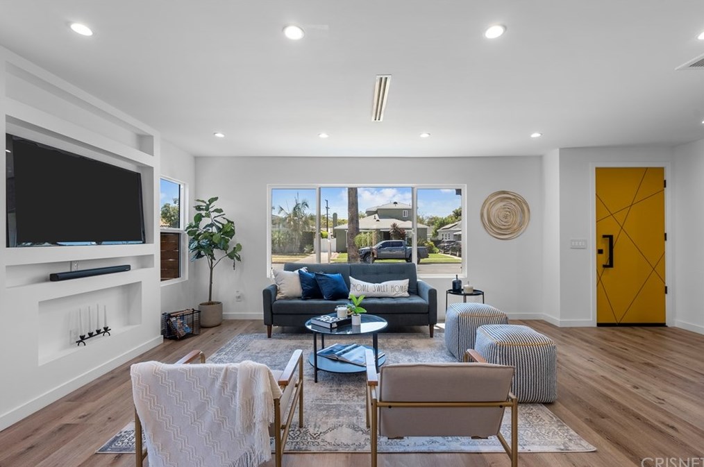 3826 Degnan Blvd, Los Angeles CA  90008-1931 exterior