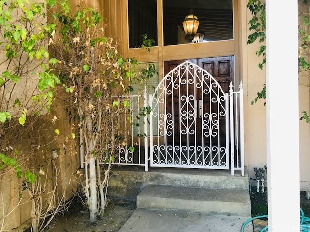 19800 Greenbriar Dr, Los Angeles CA  91356-5429 exterior