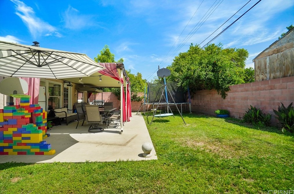 8042 Newcastle Ave, Los Angeles CA  91335-3249 exterior