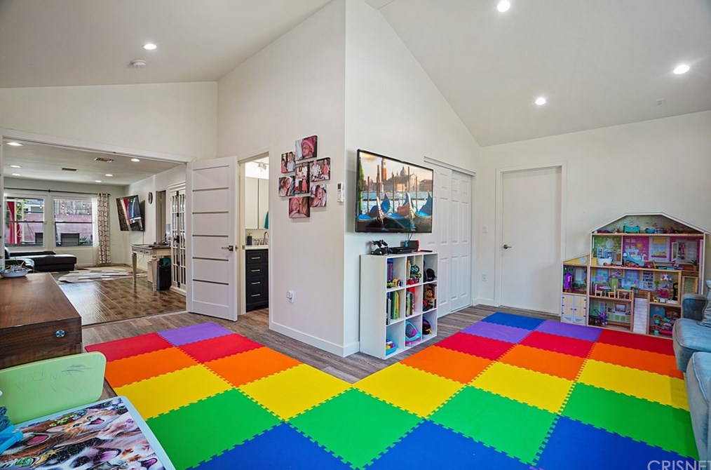 8042 Newcastle Ave, Los Angeles CA  91335-3249 exterior