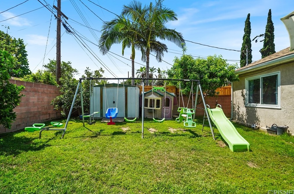 8042 Newcastle Ave, Los Angeles CA  91335-3249 exterior
