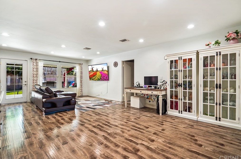 8042 Newcastle Ave, Los Angeles CA  91335-3249 exterior