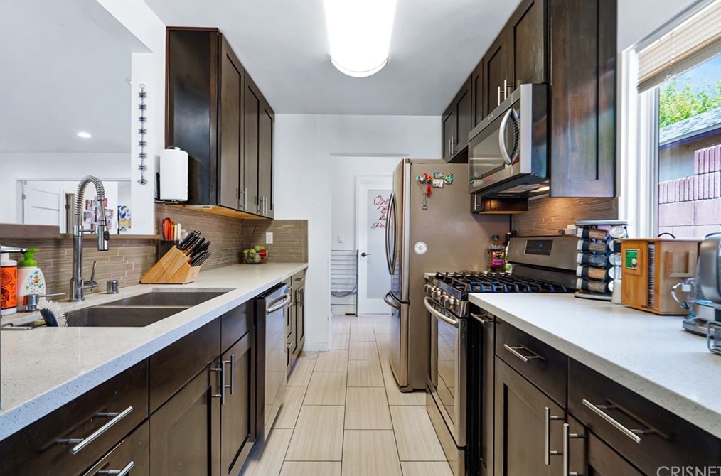8042 Newcastle Ave, Los Angeles CA  91335-3249 exterior