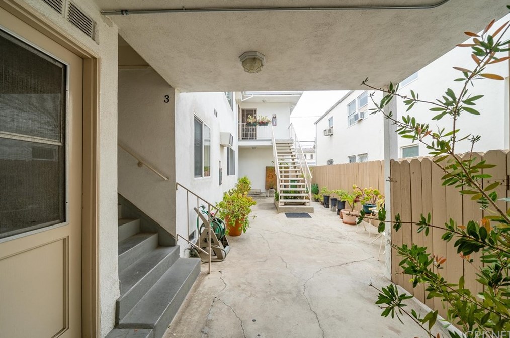 8312 Blackburn Ave, Los Angeles CA  90048-4261 exterior