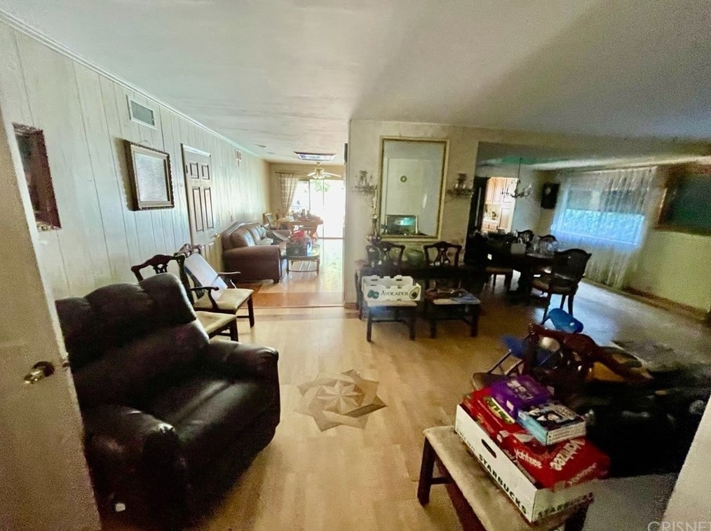 18222 Erwin St, Los Angeles CA  91335-7024 exterior