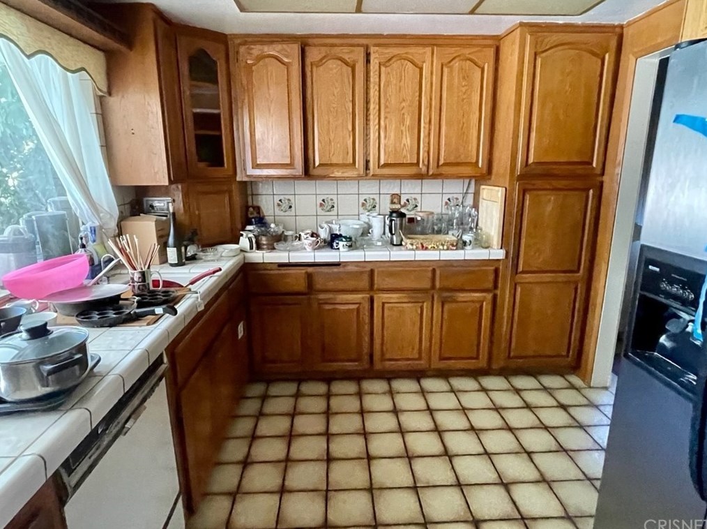 18222 Erwin St, Los Angeles CA  91335-7024 exterior