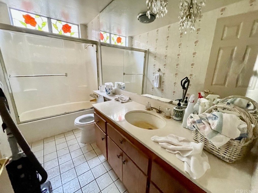 18222 Erwin St, Los Angeles CA  91335-7024 exterior