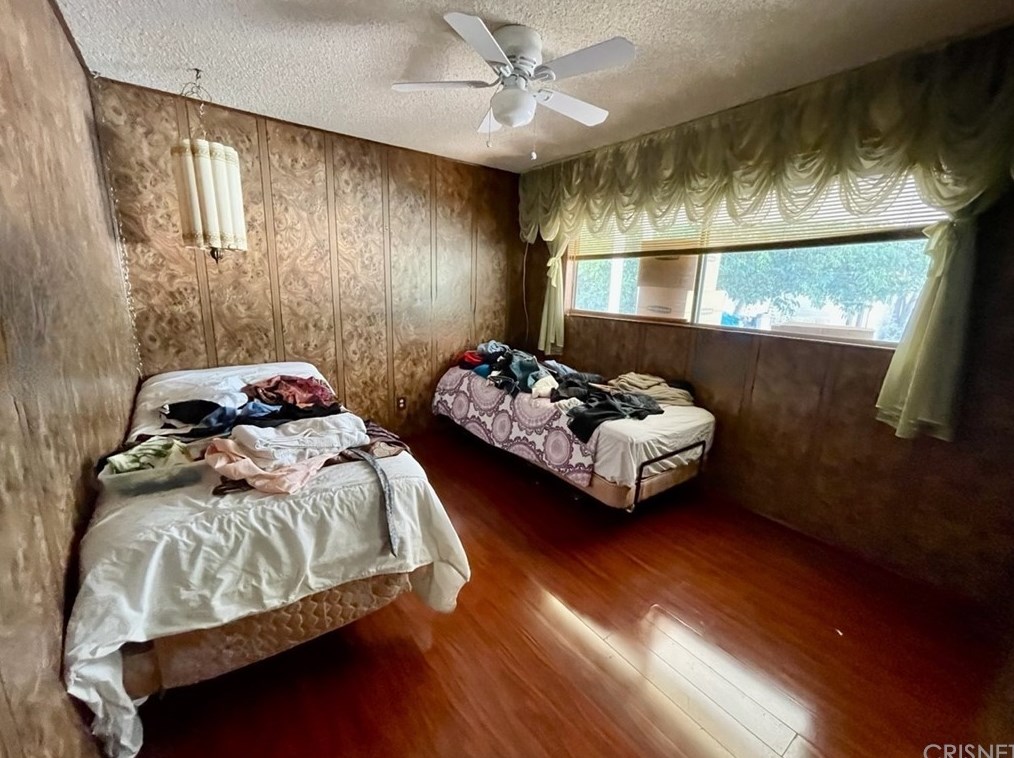 18222 Erwin St, Los Angeles CA  91335-7024 exterior