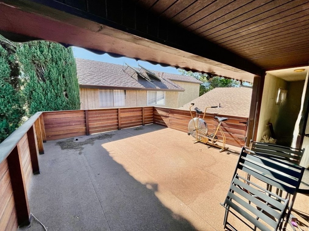 18222 Erwin St, Los Angeles CA  91335-7024 exterior