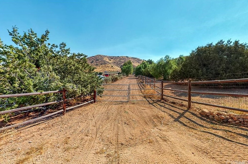 32050 Cedarcroft Rd, Acton CA  93510-2118 exterior