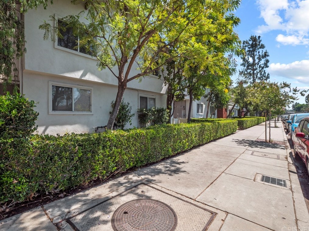 18619 Collins St, Los Angeles CA  91356-2147 exterior