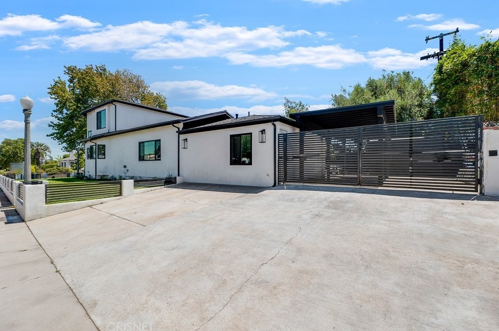 7901 Glider Ave, Los Angeles CA  90045-3049 exterior