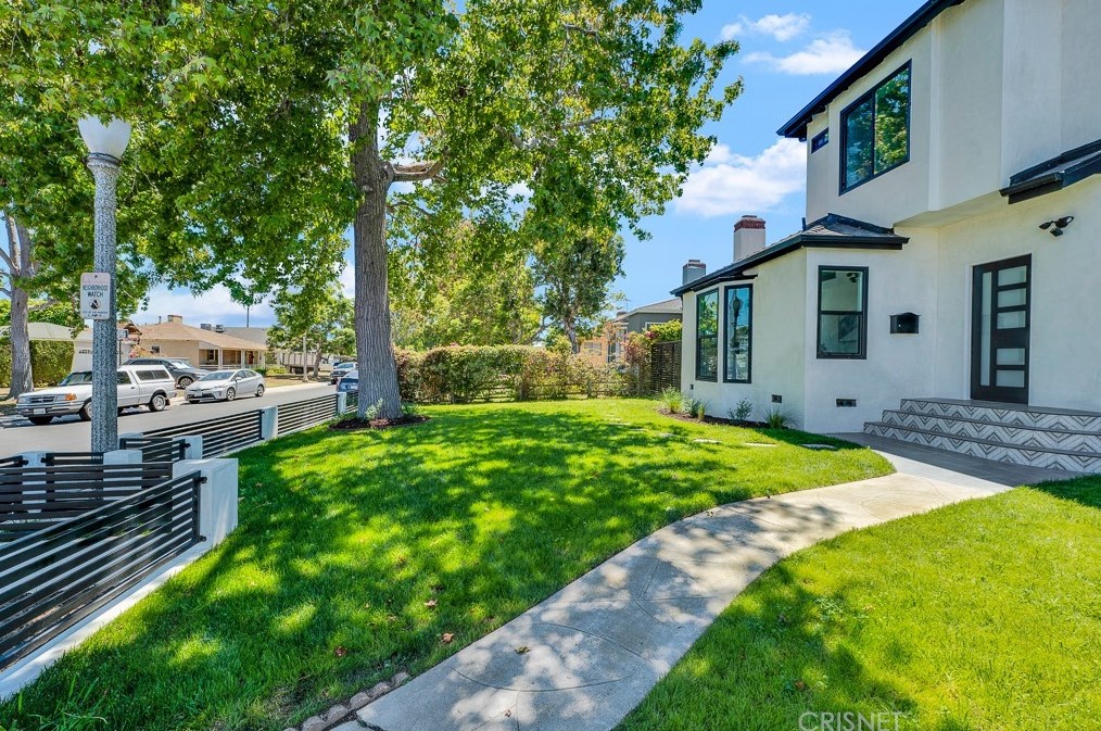 7901 Glider Ave, Los Angeles CA  90045-3049 exterior