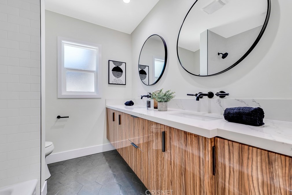 7901 Glider Ave, Los Angeles CA  90045-3049 exterior