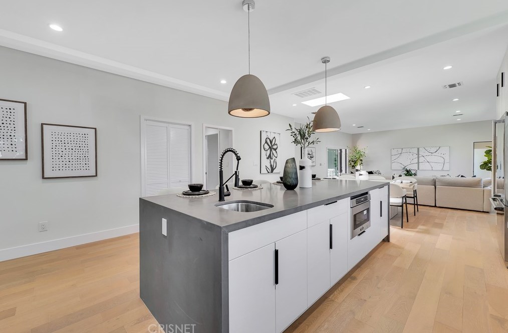 7901 Glider Ave, Los Angeles CA  90045-3049 exterior