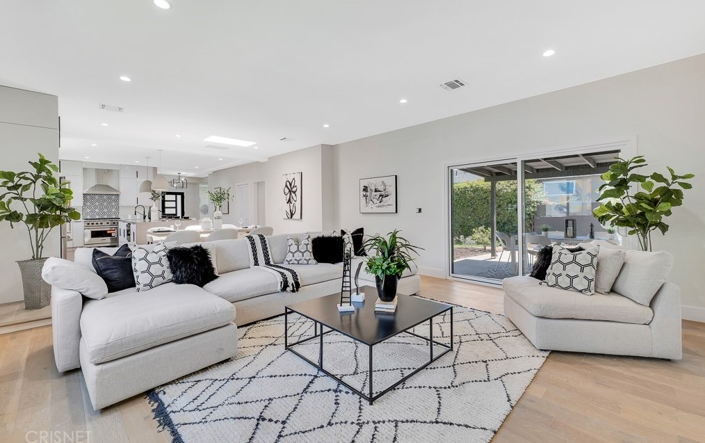 7901 Glider Ave, Los Angeles CA  90045-3049 exterior