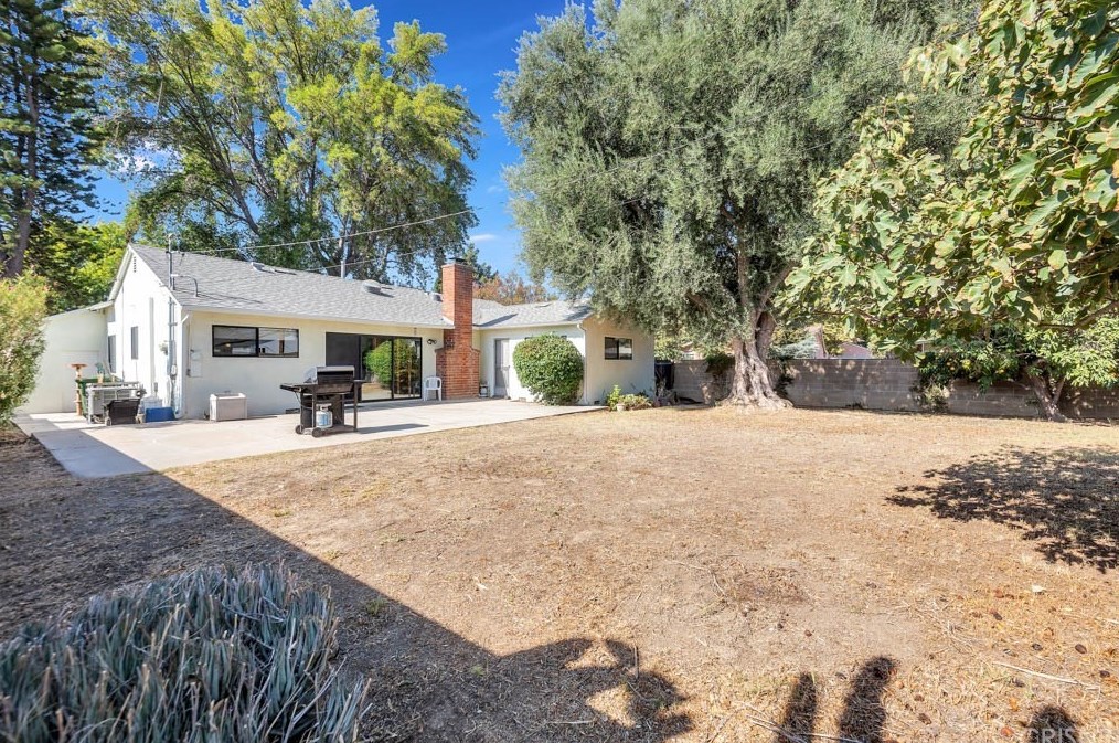 18649 Willard St, Los Angeles CA  91335-1256 exterior