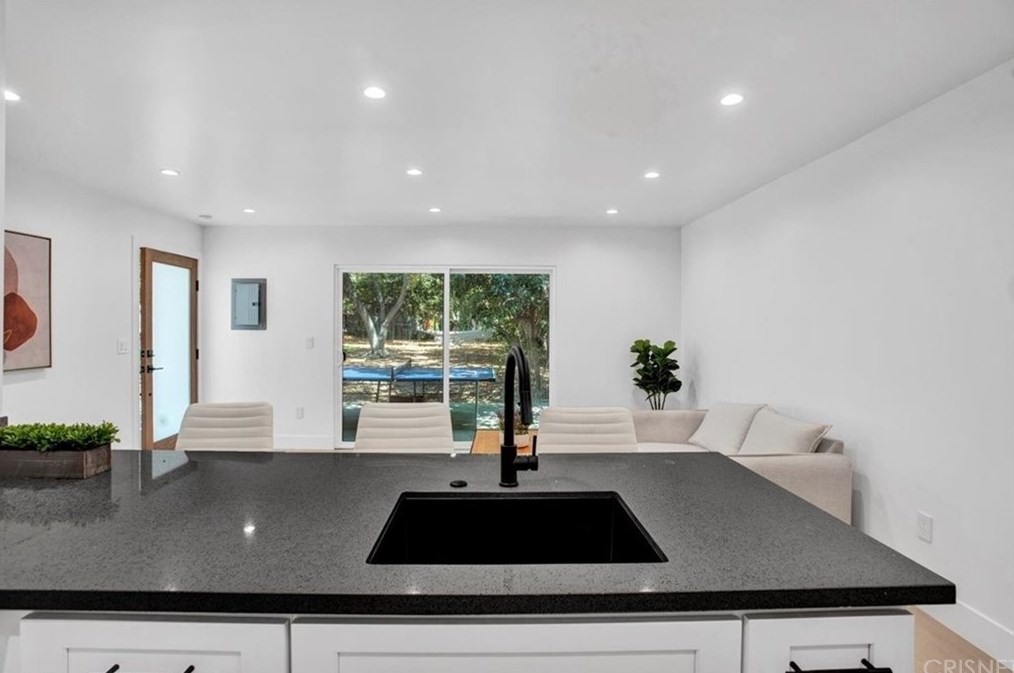 2147 Woodlyn Rd, Pasadena CA  91104-3334 exterior