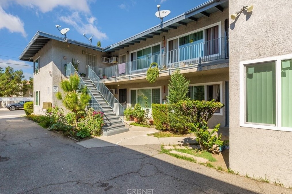 7508 Canby Ave, Los Angeles CA  91335-8204 exterior