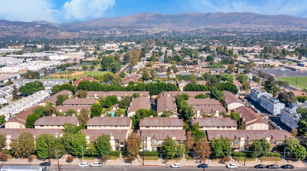 21129 Lassen St, Chatsworth CA  91311-6815 exterior