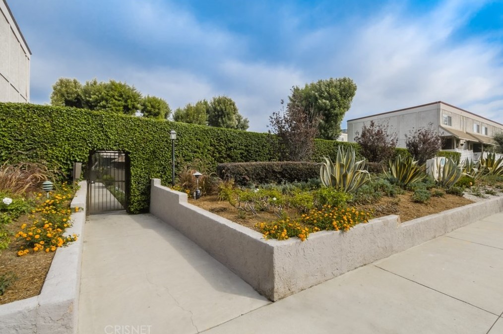 18333 Hatteras St, Los Angeles CA  91356-1632 exterior