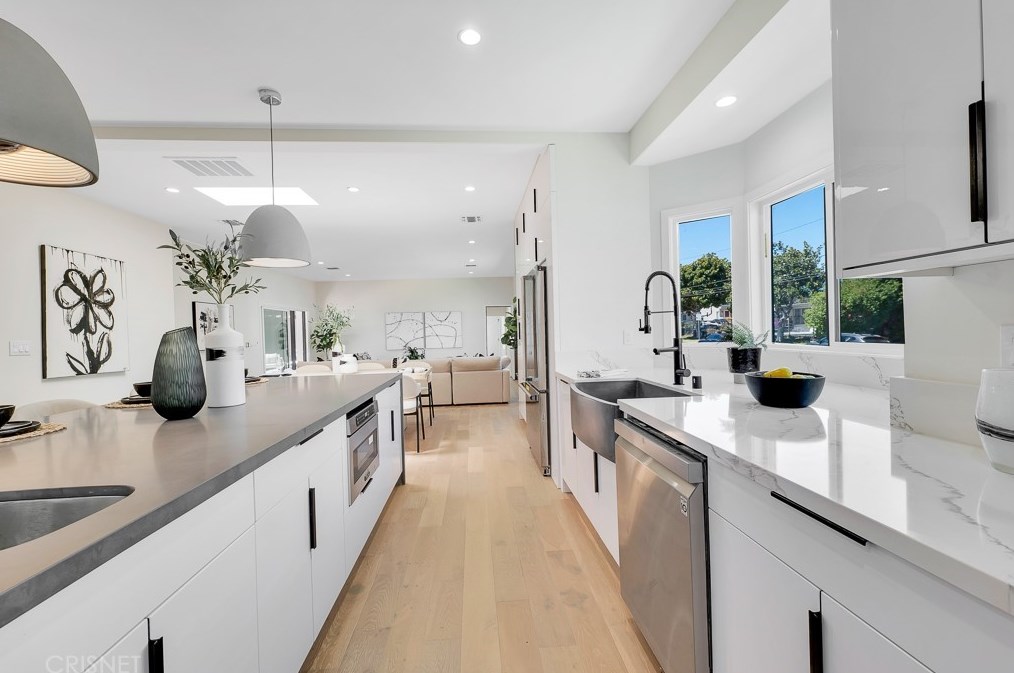 7901 Glider Ave, Los Angeles CA  90045-3049 exterior