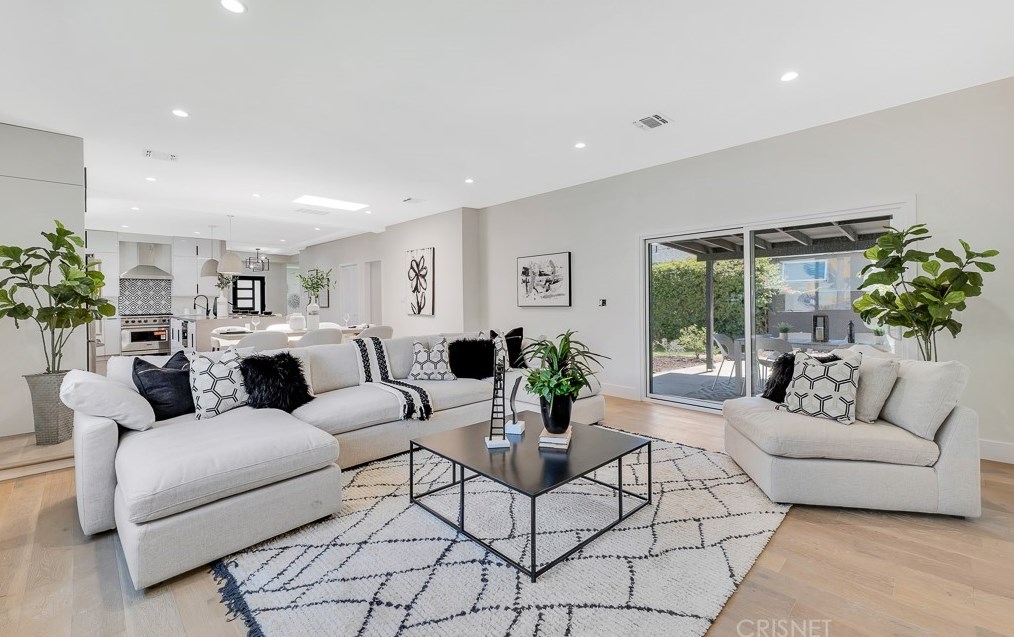 7901 Glider Ave, Los Angeles CA  90045-3049 exterior