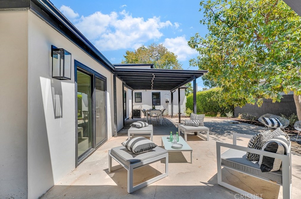 7901 Glider Ave, Los Angeles CA  90045-3049 exterior