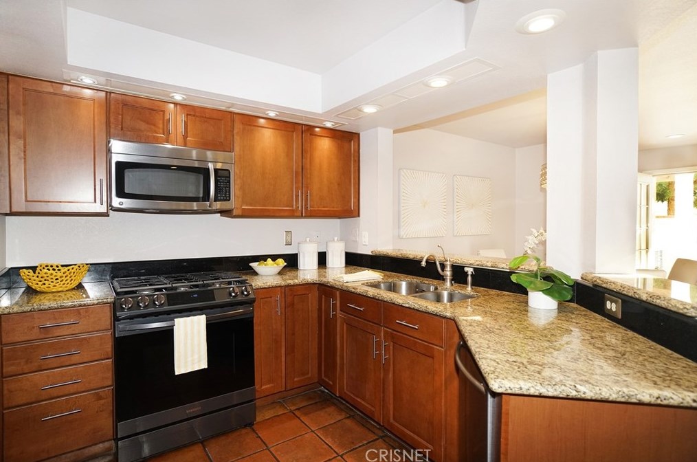 214 Camino Cortina, Camarillo CA  93010-2600 exterior