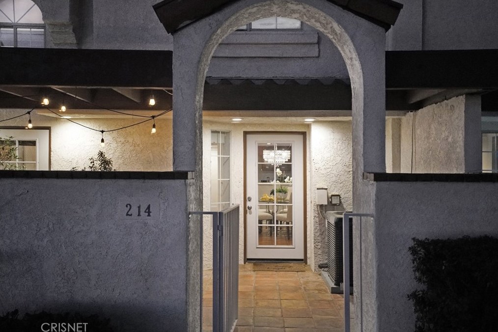 214 Camino Cortina, Camarillo CA  93010-2600 exterior