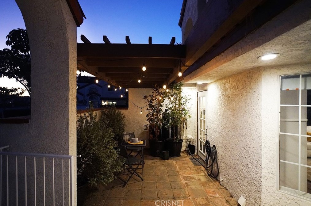 214 Camino Cortina, Camarillo CA  93010-2600 exterior