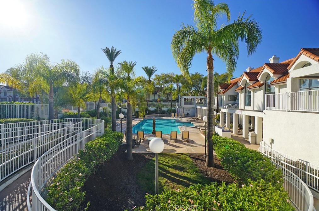 214 Camino Cortina, Camarillo CA  93010-2600 exterior