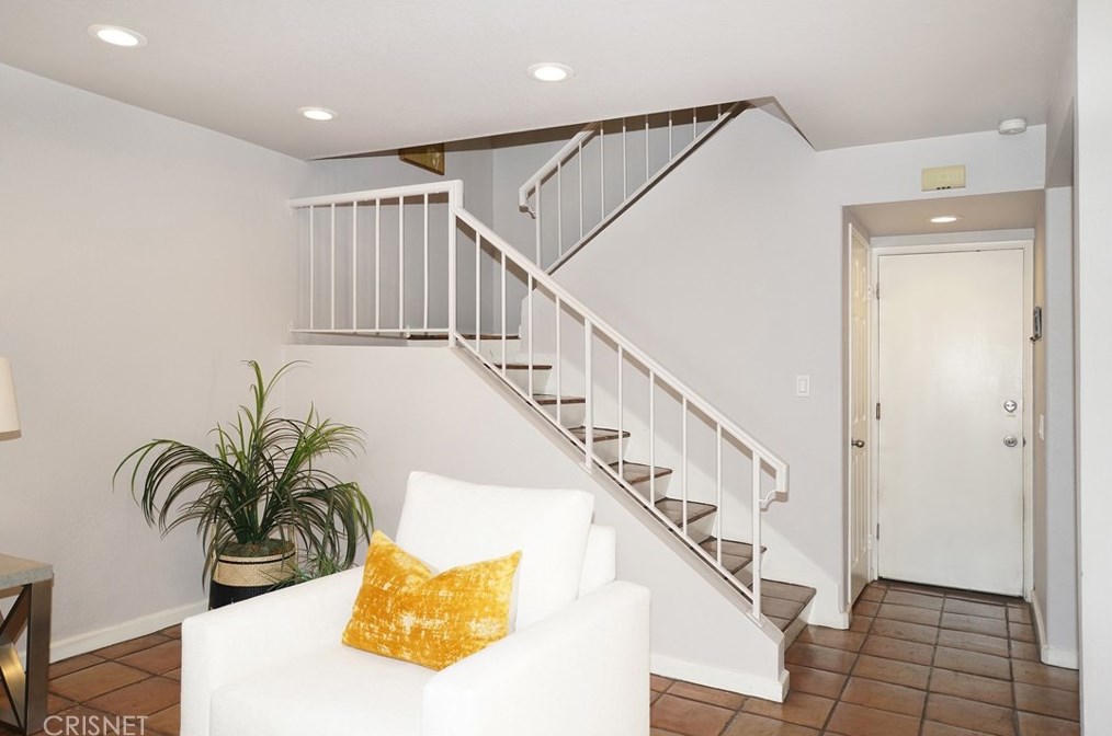 214 Camino Cortina, Camarillo CA  93010-2600 exterior